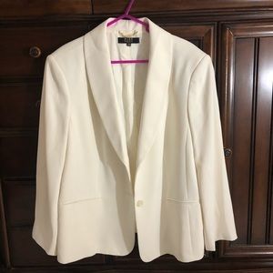 Alex Marie’s white blazer coat jacket